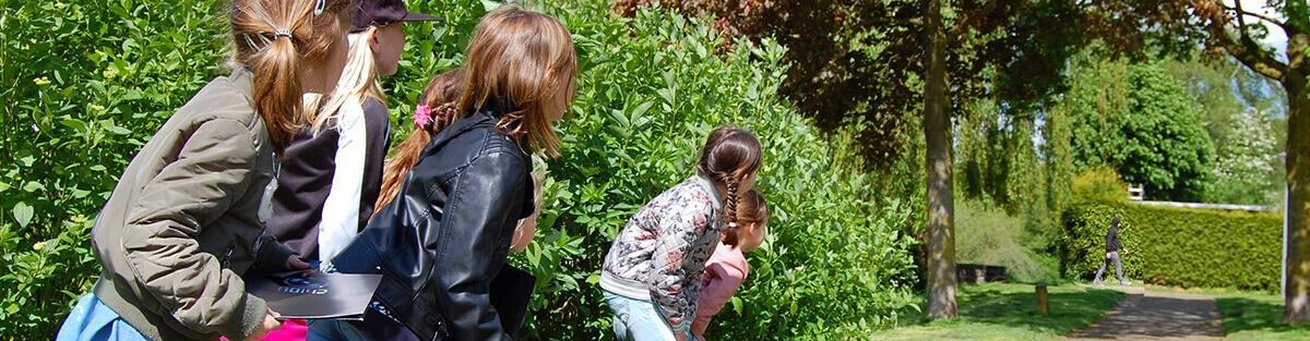 Een groep kinderen van 9 en 10 jaar kijkt naar een verdachte in de verte.