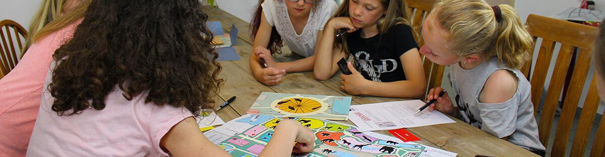 Een groep kinderen van 11 jaar onderzoekt de verdachten met het bewijsmateriaal tijdens het detective kinderfeestje.