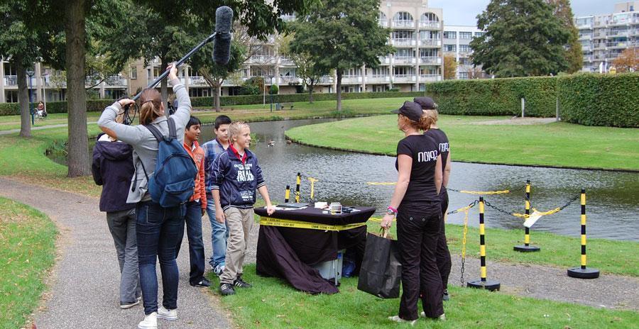 Kinderen onderzoeken bewijs tijdens de missie voor Zapp