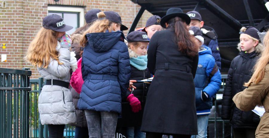 Kinderen onderzoeken bewijs tijdens de missie voor Zapp