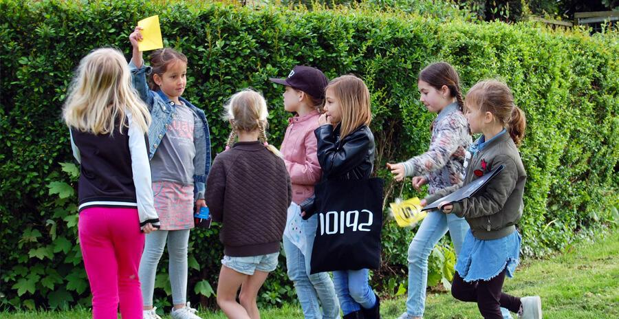 Een 8-jarige krijgt een taak tijdens het kinderfeestje