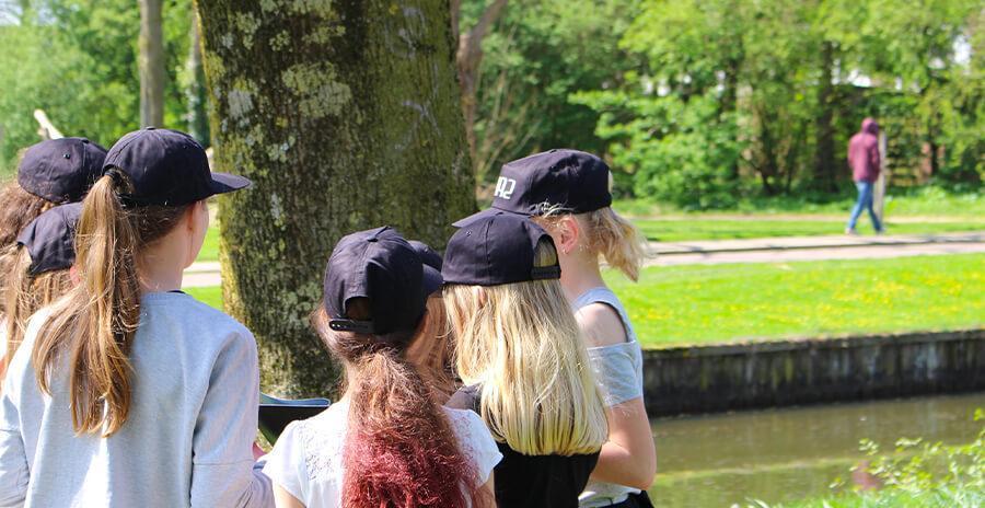 Kinderen zien een verdachte lopen tijdens een feestje