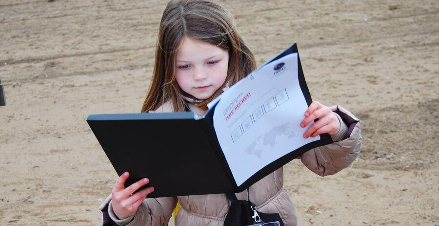 Een jongen van 11 jaar is een code aan het ontcijferen tijdens de missie