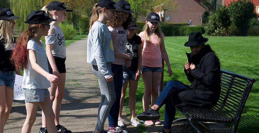 Een geheim agent geeft kinderen nieuw bewijs