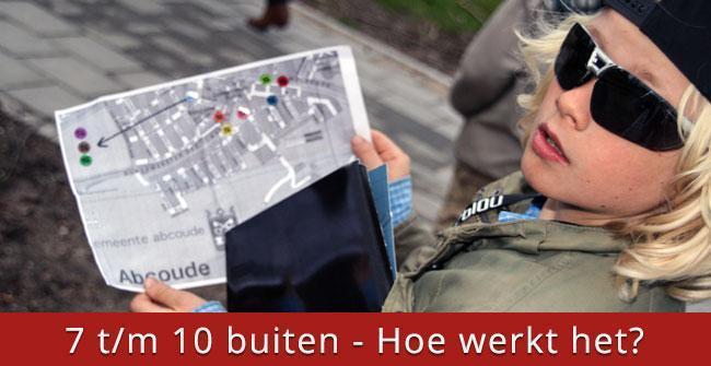 Een jonge spion met een plattegrond tijdens het kinderfeestje