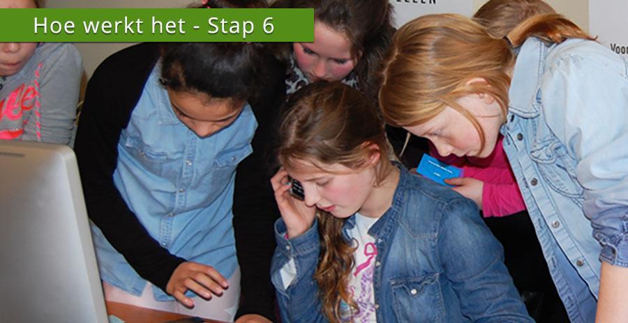 De kinderen luisteren mee met een jarige die aan de telefoon zit met een echte agent