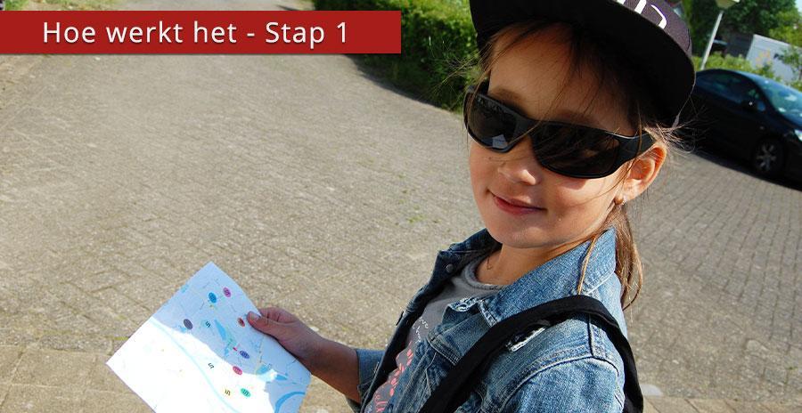 Een spion met een plattegrond voor het speurtocht kinderfeestje